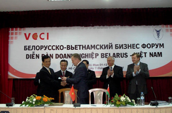 Vietnam-Biélorussie: vers 1 milliard de dollars d'échanges commerciaux